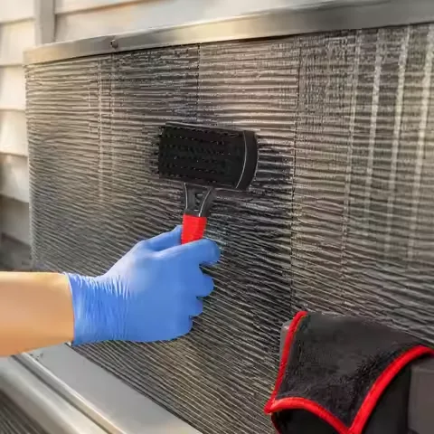 تنظيف ملفات المكيف بالفرشاة